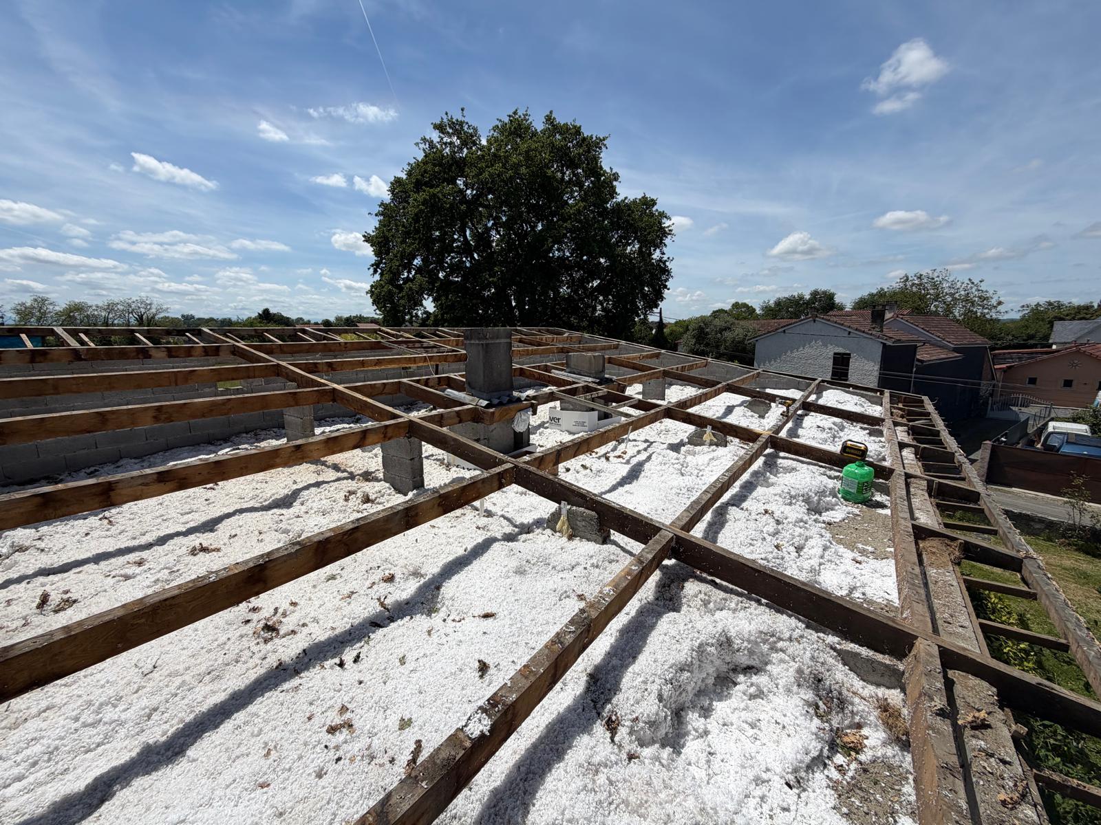 Avancement d'un chantier de couverture à Aixe-sur-Vienne, étape 1